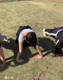 搞笑gif段子明明是跳高比赛愣是让小姐姐整成了跨栏