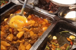 不少高校食堂阿姨都挂起了横幅,上面写着"阿姨手抖的毛病已经治好了"