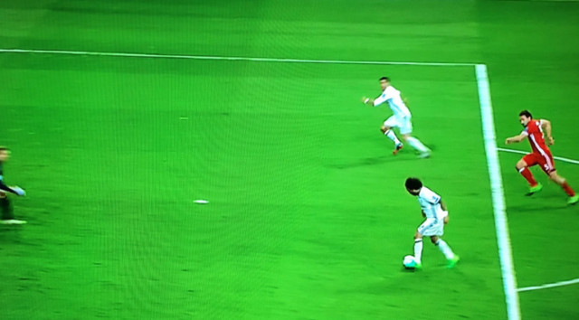 拜仁被黑惨!C罗戴帽但2球越位 皇马大将逃红牌