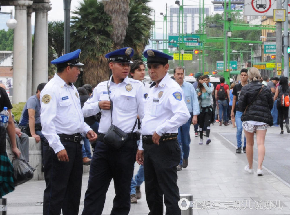 墨西哥警察(子弹在腰间挂了一圈,看上去很有震慑力)