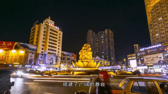 黔西大地,城之西南,山峦起伏.依山建园,增绿靓城;园之奇景,凤凰高阁.