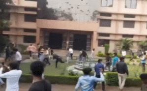 升学教育：印度数百人扔石块袭击学校：教学楼被砸大洞 学生考试中吓坏