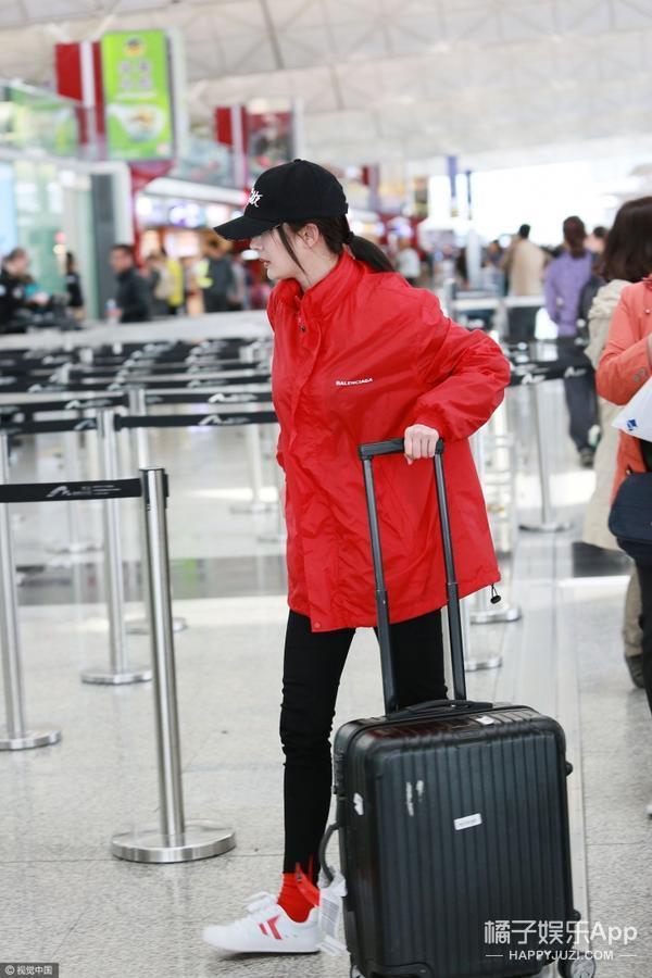 爆款大牌撞脸回力小白鞋 ,总算有白菜价的明星