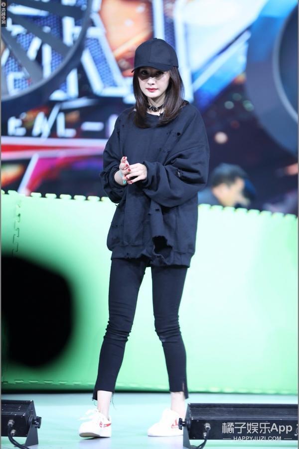 爆款大牌撞脸回力小白鞋 ,总算有白菜价的明星