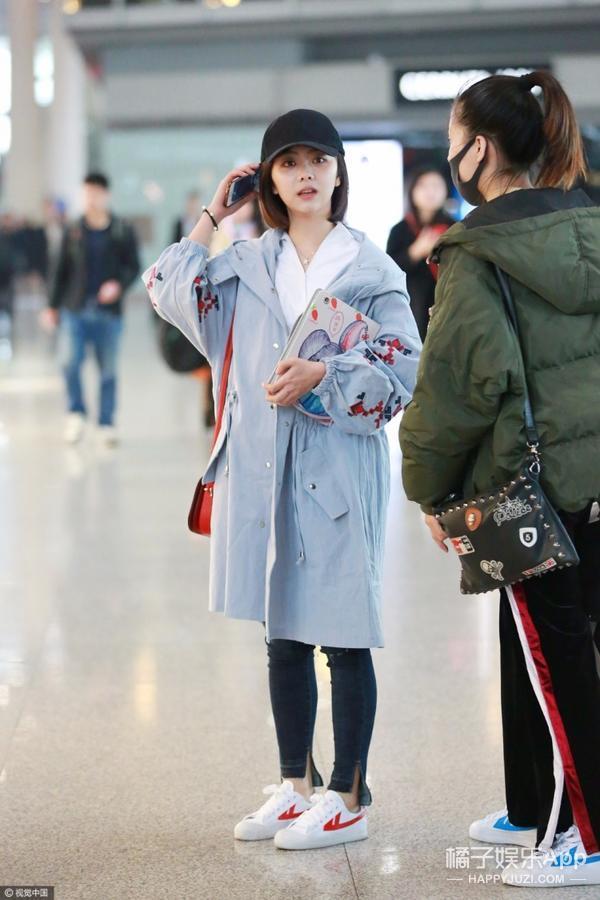 爆款大牌撞脸回力小白鞋 ,总算有白菜价的明星