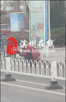 滨州一男子竟当街大便,而且还直接在路边