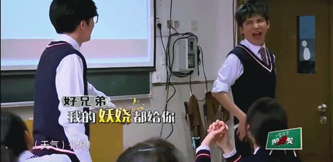 看自己舞台,看到一直憨憨乐.调侃戴佩妮,自己先笑出画面.