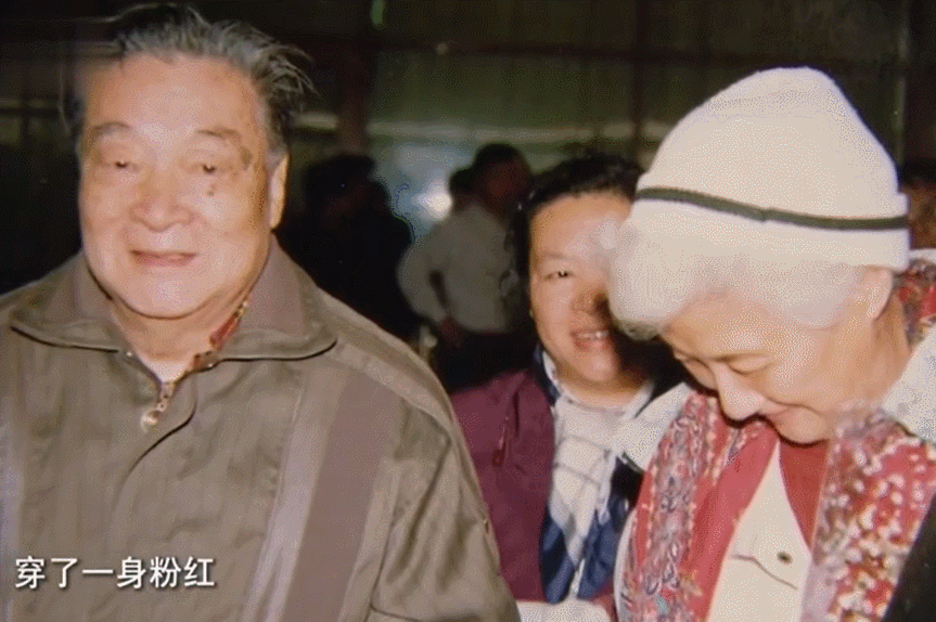 在餐馆中,冯亦代举行家宴,两人甜蜜交杯.往后的日子里,他们相扶相持.
