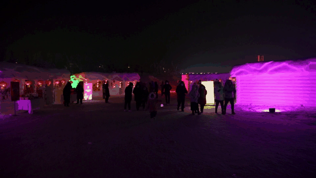 雪地摩托车形态各异的冰雕 雪雕在庭州冰雪大世界游客们在雪雕前拍照