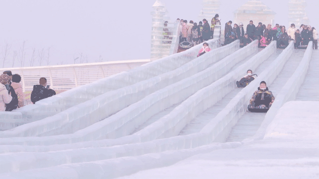 等娱乐项目更是受到孩子们的追捧庭州冰雪大世界也适时推出了雪地转转