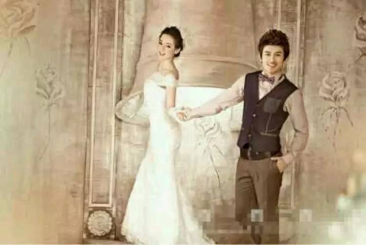 迪丽热巴竟然拍过婚纱照?这个新郎看上去有点
