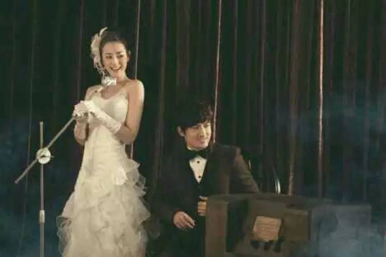 迪丽热巴竟然拍过婚纱照?这个新郎看上去有点