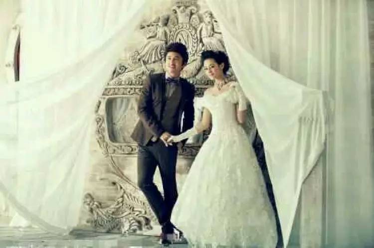 迪丽热巴竟然拍过婚纱照?这个新郎看上去有点