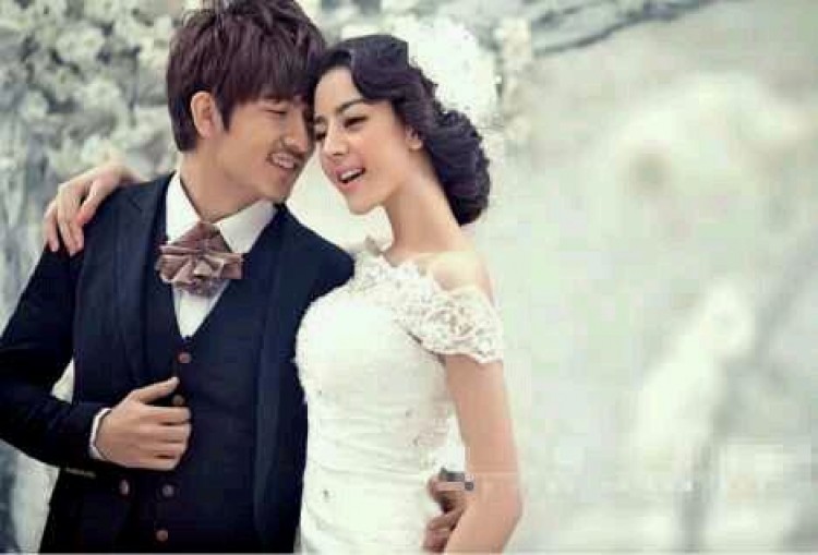 迪丽热巴竟然拍过婚纱照?这个新郎看上去有点