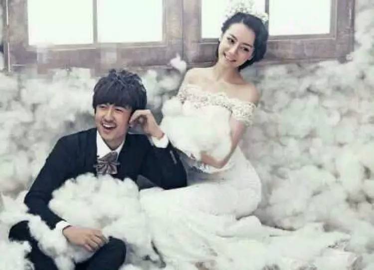 迪丽热巴竟然拍过婚纱照?这个新郎看上去有点