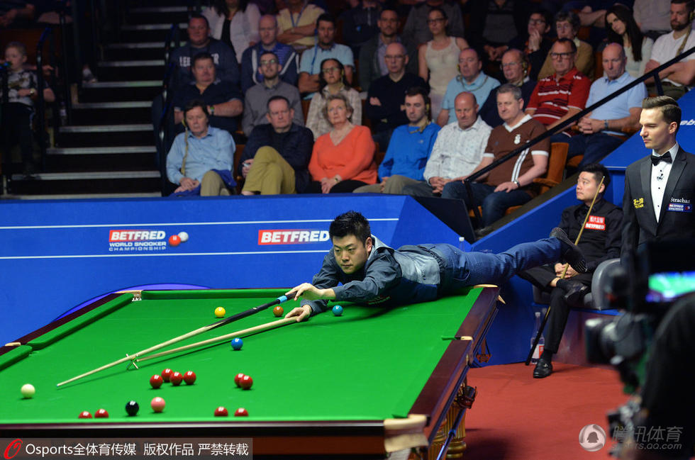 斯诺克中国德比战 梁文博趴台架杆击球