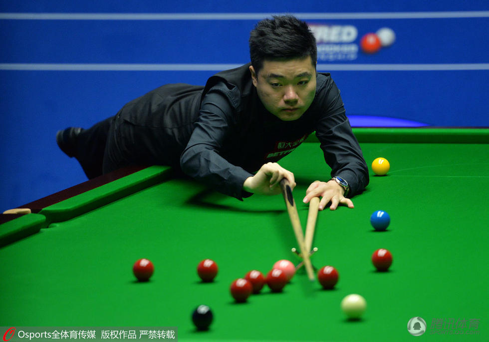 斯诺克中国德比战 梁文博趴台架杆击球