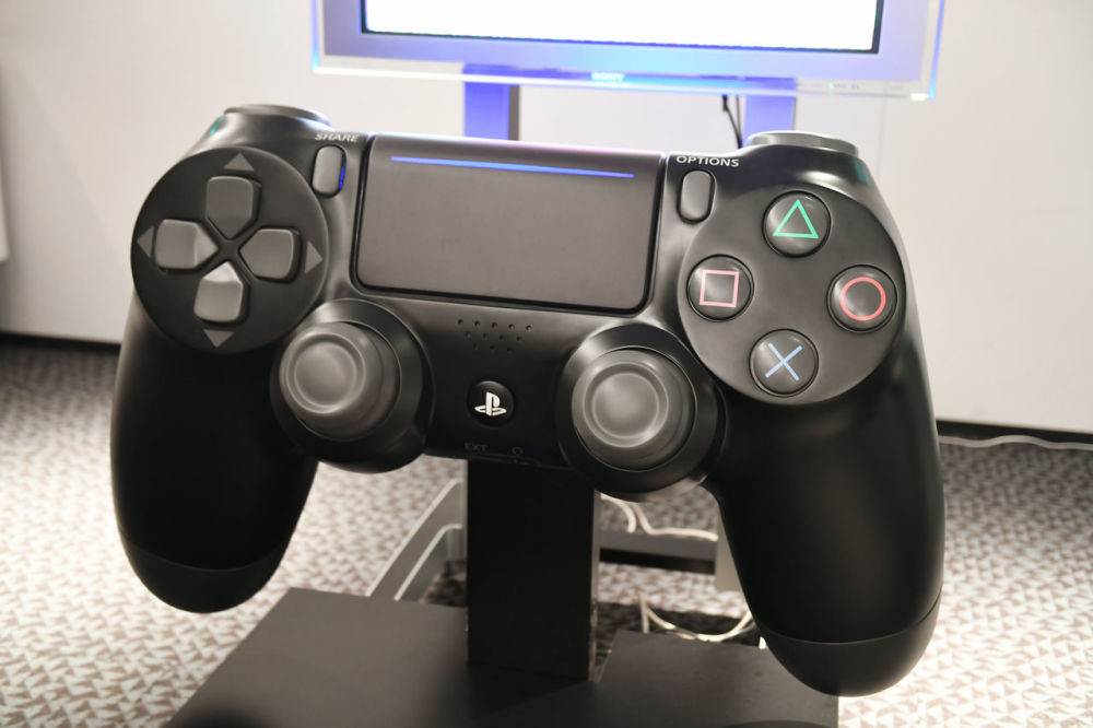 史上最大PS4手柄亮相东京 半人高可试玩为什