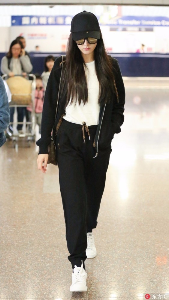 流量们小花们能在机场穿点凡人的衣服吗？能！