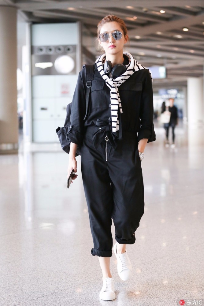 流量们小花们能在机场穿点凡人的衣服吗？能！