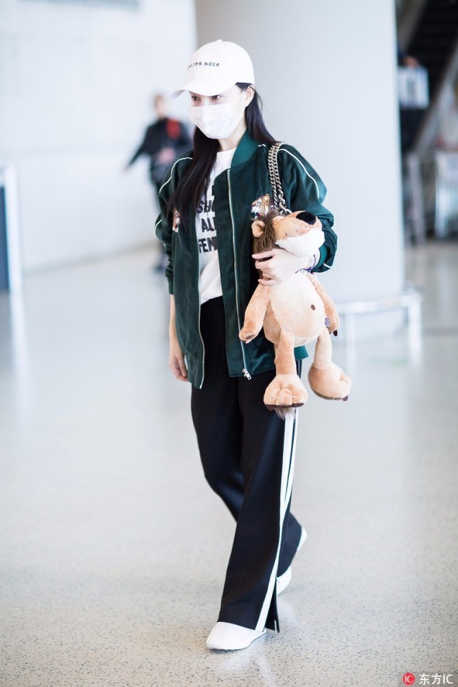 流量们小花们能在机场穿点凡人的衣服吗？能！