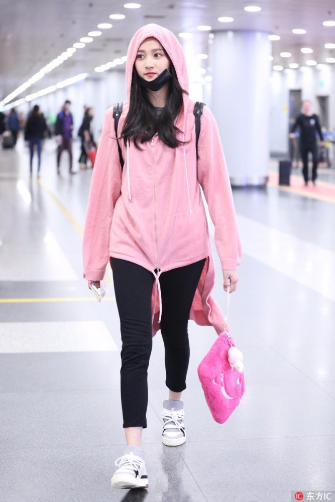流量们小花们能在机场穿点凡人的衣服吗？能！