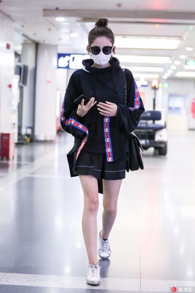 流量们小花们能在机场穿点凡人的衣服吗？能！