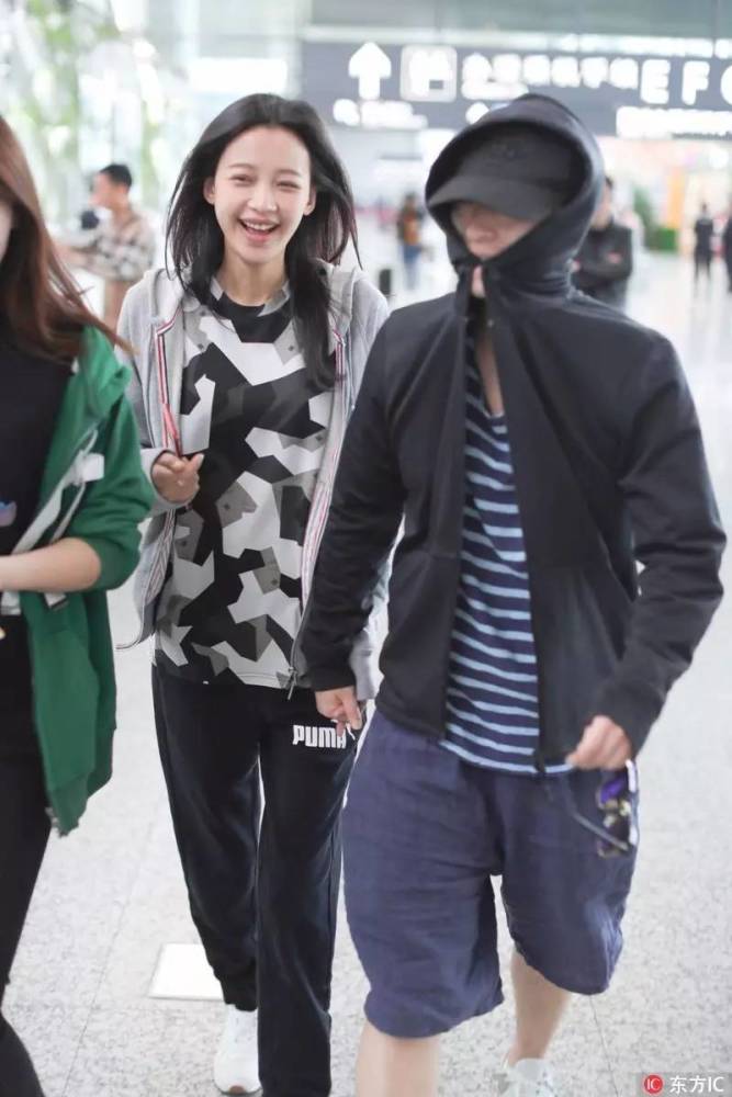 流量们小花们能在机场穿点凡人的衣服吗？能！