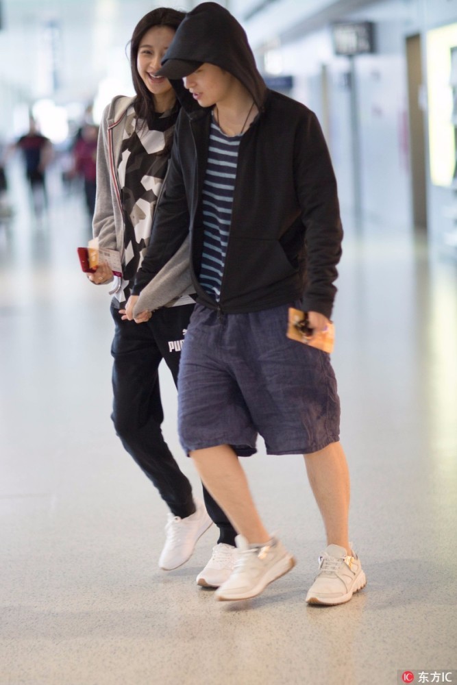 流量们小花们能在机场穿点凡人的衣服吗？能！