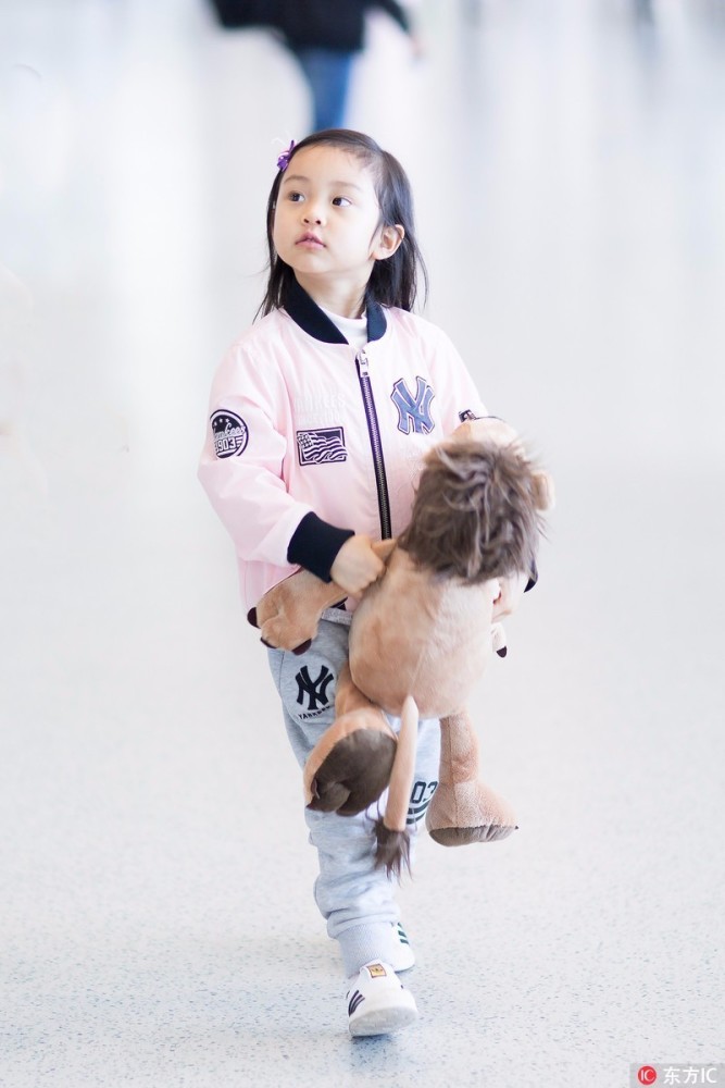 流量们小花们能在机场穿点凡人的衣服吗？能！