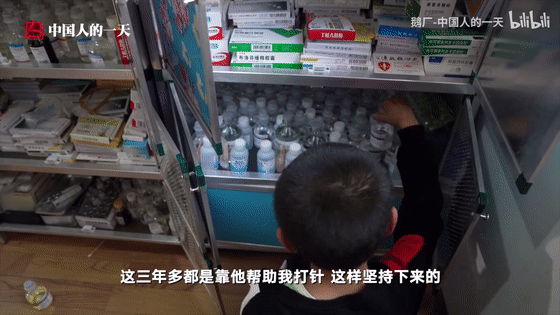 6岁男孩成了继父的眼睛也做了妈妈的手脚帮妈妈打针常年只吃青菜土豆