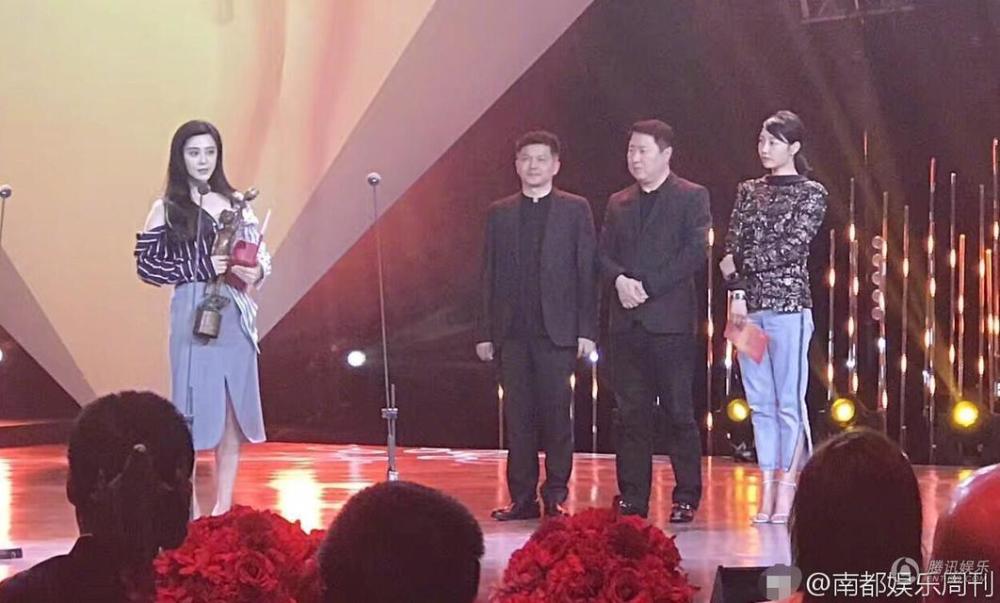 白百何穿白衣扎马尾扮清纯 大步走窃喜偷笑(组图)