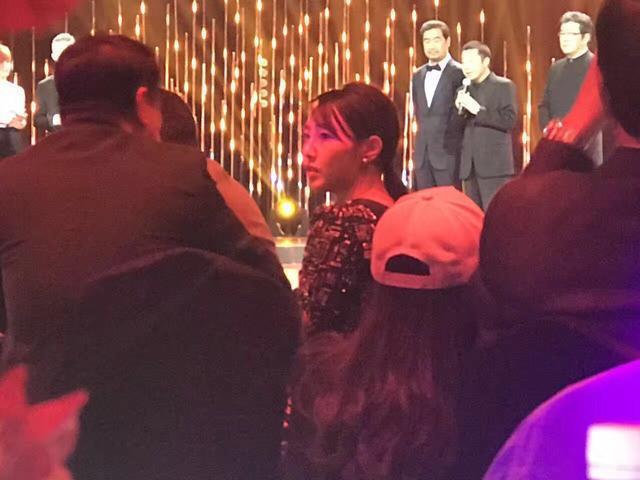 白百何穿白衣扎马尾扮清纯 大步走窃喜偷笑(组图)