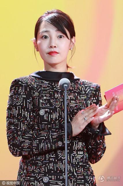 白百何穿白衣扎马尾扮清纯 大步走窃喜偷笑(组图)