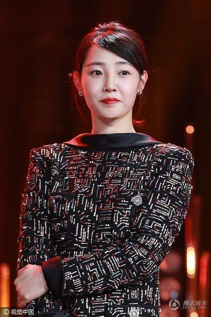 白百何穿白衣扎马尾扮清纯 大步走窃喜偷笑(组图)