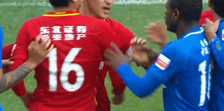 gif-蒋哲禁区外远射直奔死角 吴龑飞身托出底线