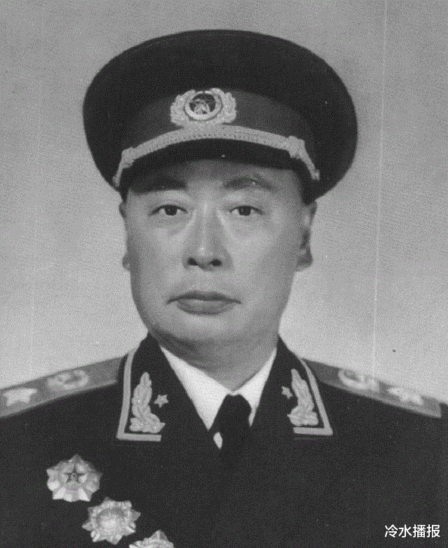 正是因为我国有无数位像岳振华这样优秀的军人,我们祖国的领空才能