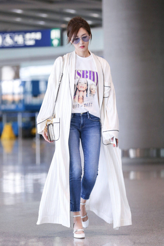 江疏影机场街拍又被指模仿杨幂?不如说她们都