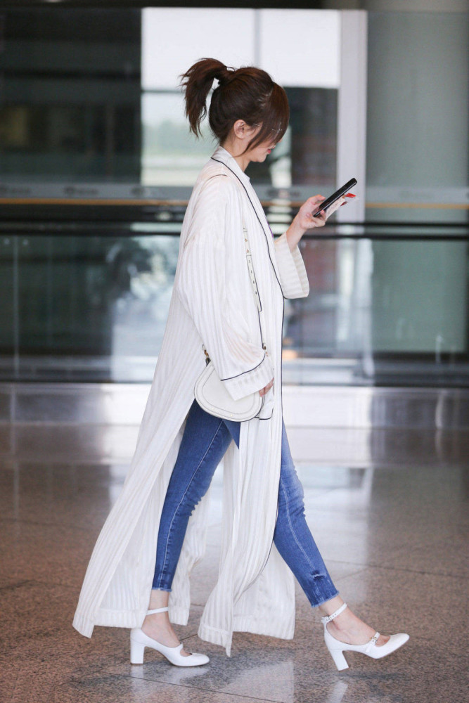 江疏影机场街拍又被指模仿杨幂?不如说她们都