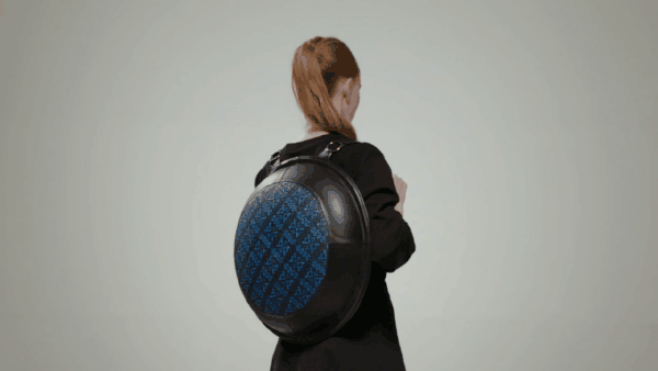 价格方面,运动版最便宜,为275美元(约合人民币1892元);皮革版则为325