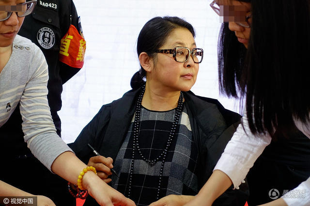 58岁倪萍签售新书 容颜老去气质依旧(组图)