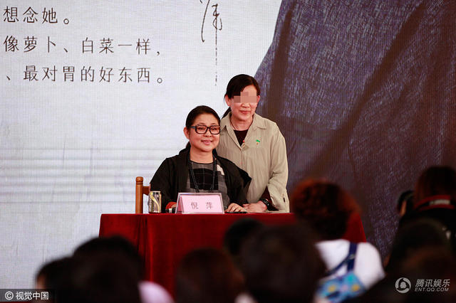 58岁倪萍签售新书 容颜老去气质依旧(组图)