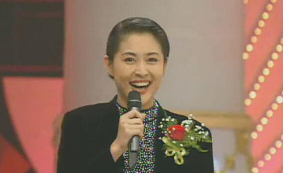 58岁倪萍签售新书 容颜老去气质依旧(组图)