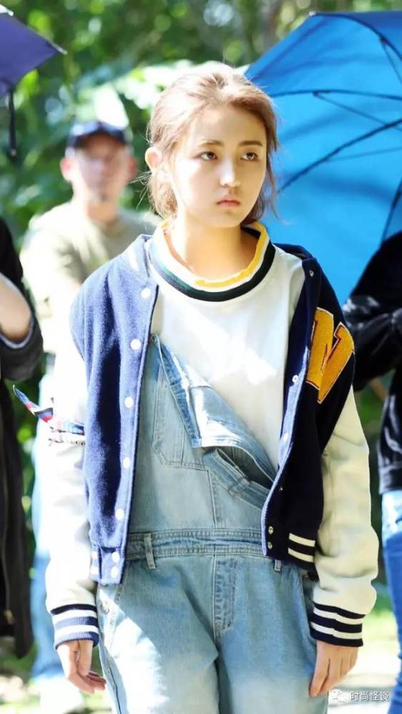 又被造型师坑,张子枫这斜方肌也太夸张了!