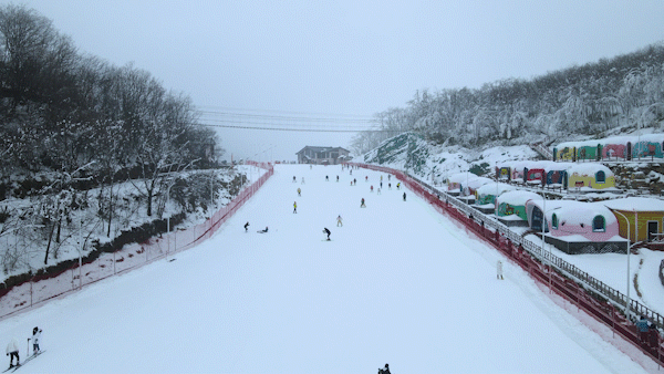 襄阳横冲国际滑雪场地处荆山主峰,平均海拔1800米,气温较周边地区低
