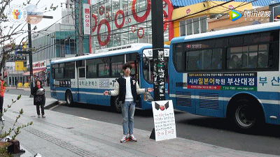 中国留学生在韩国路边求拥抱 路人如此反应 - 2