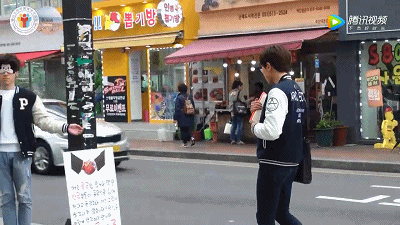 中国留学生在韩国路边求拥抱 路人如此反应 - 3