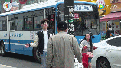 中国留学生在韩国路边求拥抱 路人如此反应 - 6