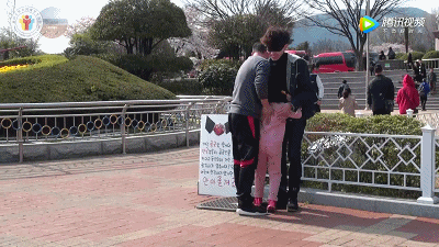 中国留学生在韩国路边求拥抱 路人如此反应 - 7