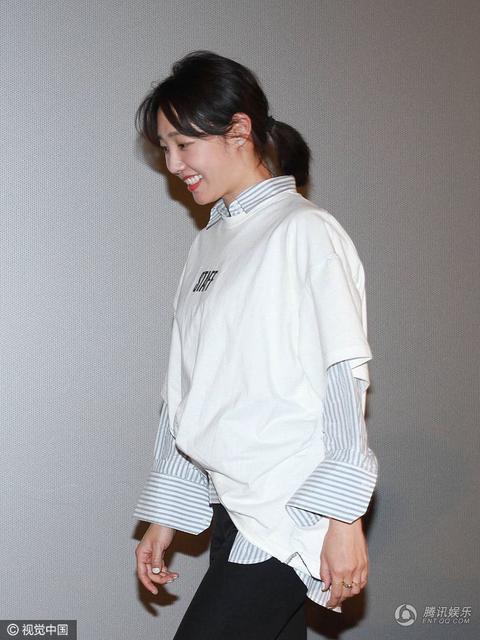 白百何穿白衣扎马尾扮清纯 大步走窃喜偷笑(组图)